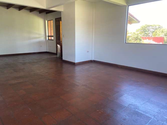 Alquiler casa independiente con amplio jardín GVO - Imagen 6
