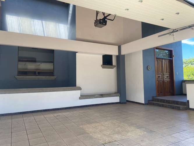 Alquiler casa independiente con amplio jardín GVO - Imagen 1