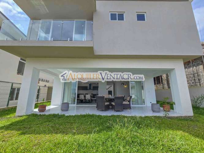 CONDO DE 305 M2 CON 546 M2 DE LOTE EN GUACHIPELIN ESCAZU - Imagen 2