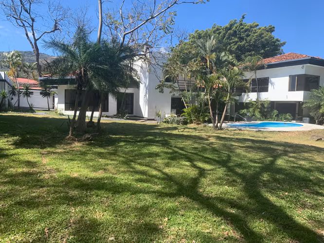 Casa en alquiler Guachipelin ESCAZU, 5 hab, piscina, jardines, 2174 m2 terreno, a minutos de Multiplaza. $4500 - Imagen 3