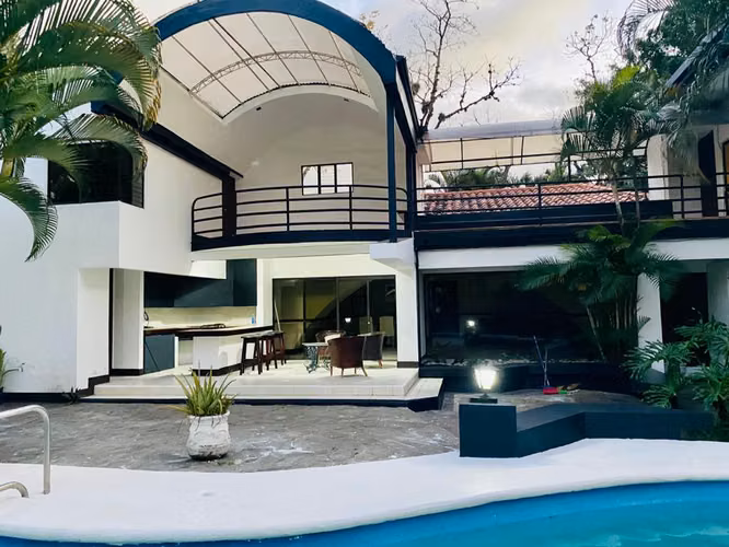 Casa en alquiler Guachipelin ESCAZU, 5 hab, piscina, jardines, 2174 m2 terreno, a minutos de Multiplaza. $4500 - Imagen 4