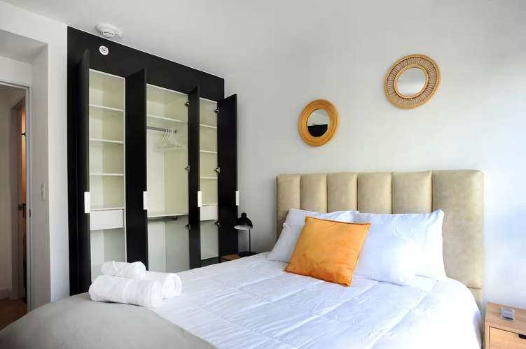 VENTA DE APARTAMENTO AMUEBLADO PARA INVERSIÓN DE 2 HABITACIONES CON PARQUEO - Imagen 2