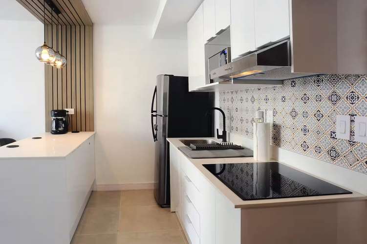 VENTA DE APARTAMENTO AMUEBLADO PARA INVERSIÓN DE 2 HABITACIONES CON PARQUEO - Imagen 3