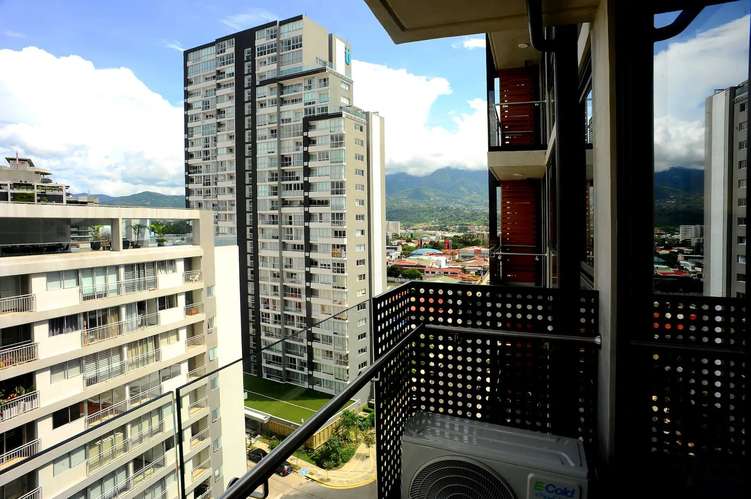 VENTA DE APARTAMENTO AMUEBLADO PARA INVERSIÓN DE 2 HABITACIONES CON PARQUEO - Imagen 11