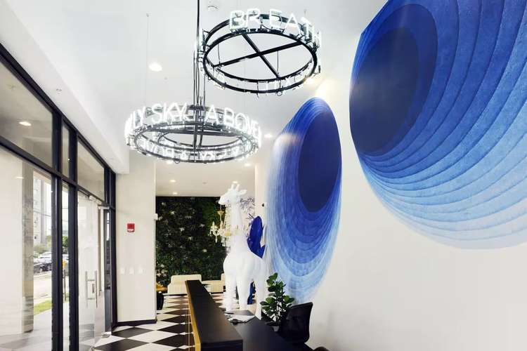 VENTA DE APARTAMENTO AMUEBLADO PARA INVERSIÓN DE 2 HABITACIONES CON PARQUEO - Imagen 13