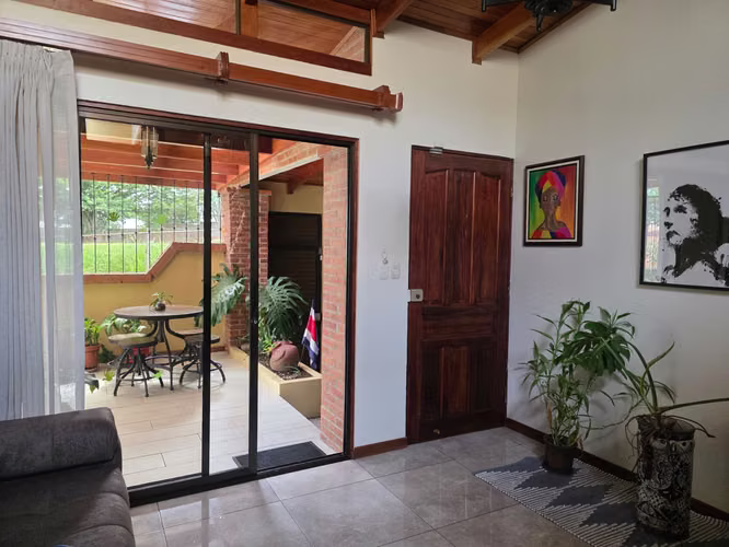 Se Vende Hermosa Casa de una Sola Planta. Residencial El Rio. Heredia Centro. 
