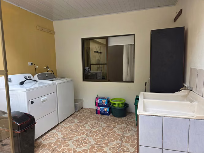 Se Vende Hermosa Casa de una Sola Planta. Residencial El Rio. Heredia Centro. 