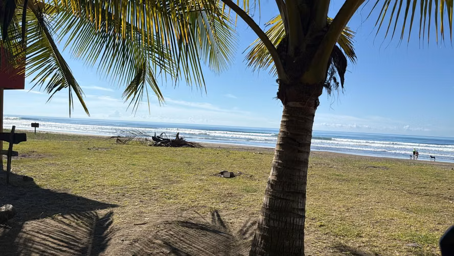 Se Vende Hermoso Lote, totalmente plano en Parrita. Calle Los Ángeles. A 6 minutos de Playa Bandera. 