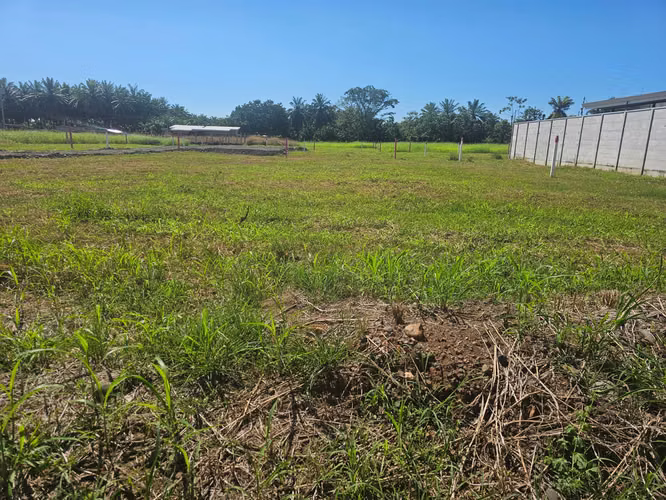 Se Vende Hermoso Lote, totalmente plano en Parrita. Calle Los Ángeles. A 6 minutos de Playa Bandera. 