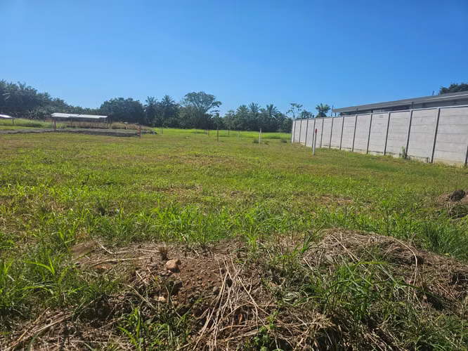 Se Vende Hermoso Lote, totalmente plano en Parrita. Calle Los Ángeles. A 6 minutos de Playa Bandera. 
