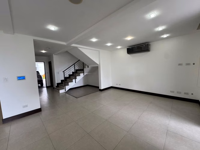 Casa en alquiler con línea blanca en Escazú 