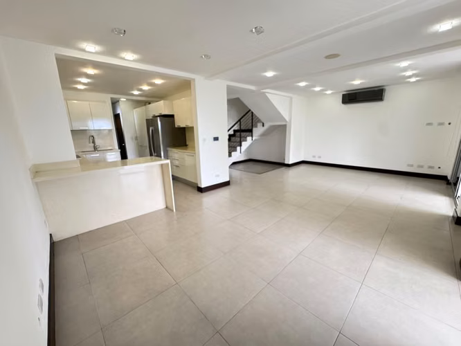 Casa en alquiler con línea blanca en Escazú 