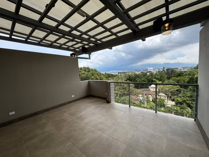 Casa en alquiler con línea blanca en Escazú 
