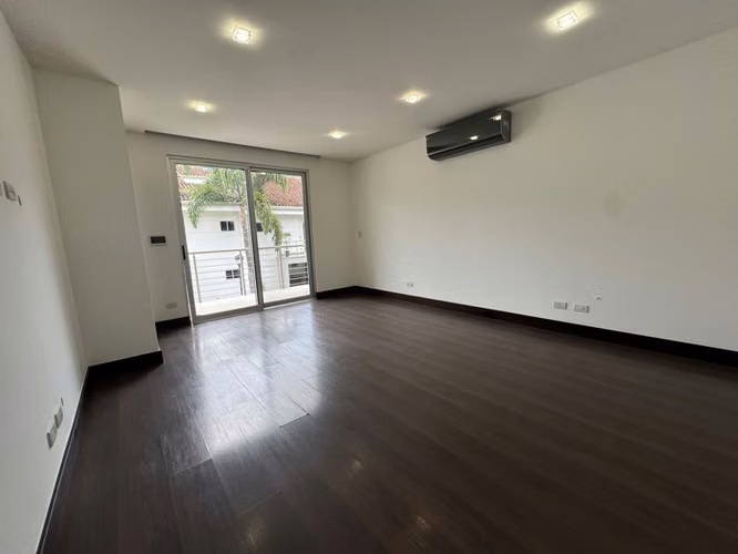 Casa en alquiler con línea blanca en Escazú 