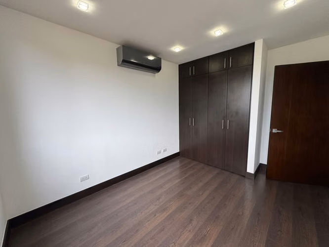 Casa en alquiler con línea blanca en Escazú 