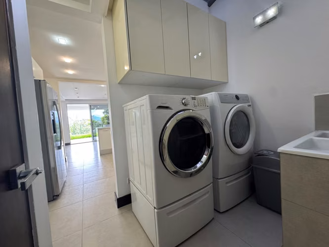 Casa en alquiler con línea blanca en Escazú 
