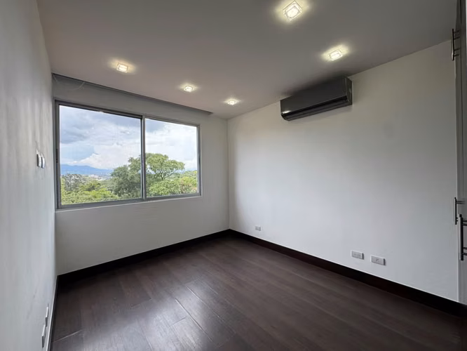 Casa en alquiler con línea blanca en Escazú 