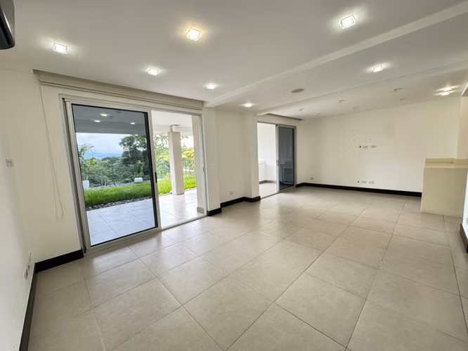 Casa en alquiler con línea blanca en Escazú 