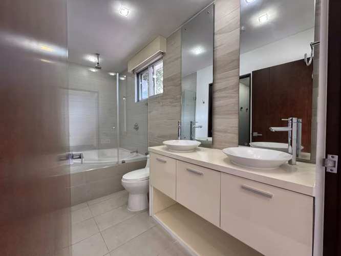 Casa en alquiler con línea blanca en Escazú 