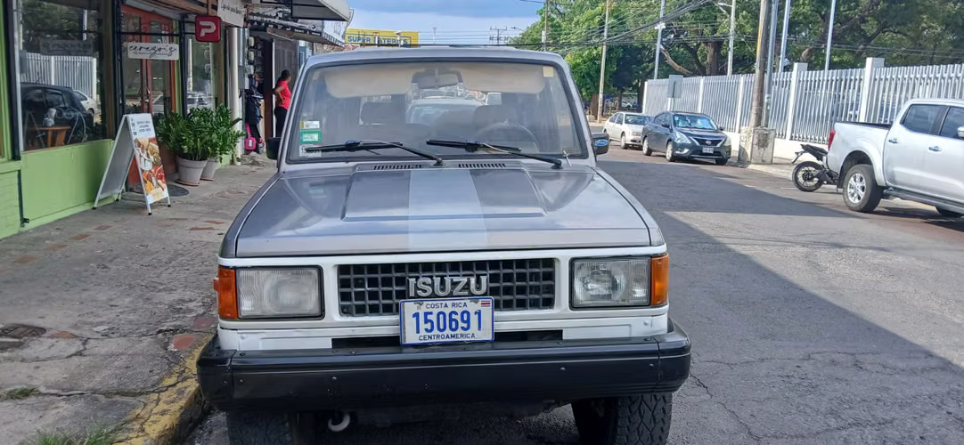 Se vende lindo trooper izusu gas y gasolina motor 2300 económico 