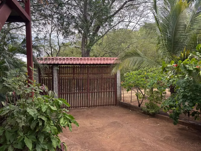 Casa Única con Diseño en Contenedores, Piscina y Amplio Terreno en El Llano, Guanacaste