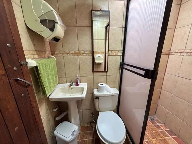 Casa Única con Diseño en Contenedores, Piscina y Amplio Terreno en El Llano, Guanacaste