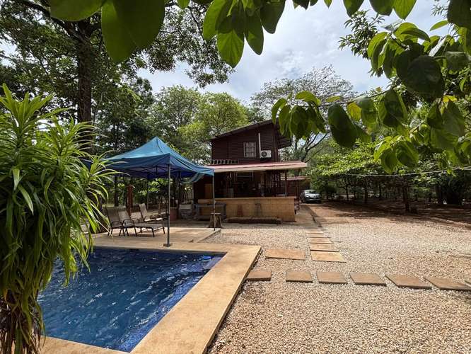 Casa Única con Diseño en Contenedores, Piscina y Amplio Terreno en El Llano, Guanacaste