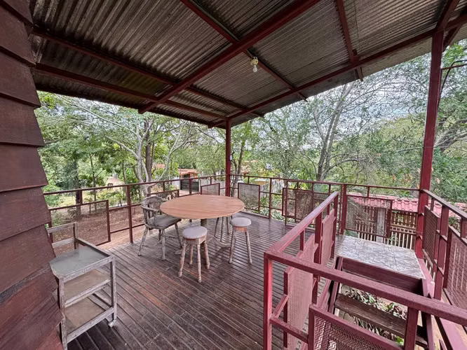 Casa Única con Diseño en Contenedores, Piscina y Amplio Terreno en El Llano, Guanacaste