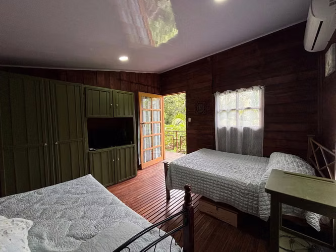 Casa Única con Diseño en Contenedores, Piscina y Amplio Terreno en El Llano, Guanacaste