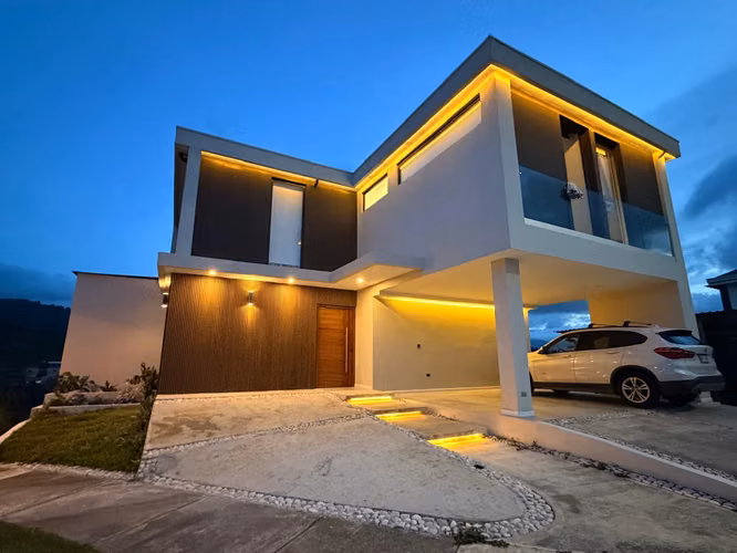TIERRAS DEL ESTE - CASA 3 NIVELES