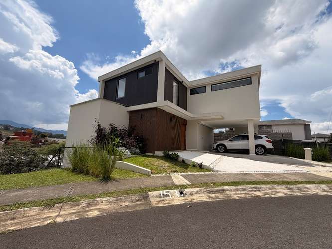 TIERRAS DEL ESTE - CASA 3 NIVELES