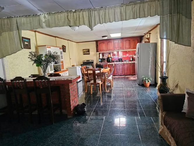Amplia Casa en El Coyol de Turrialba 