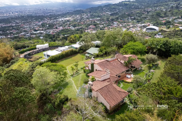20989 - Residencia de Lujo en Venta en Escazú con Vistas al Valle - Imagen 2