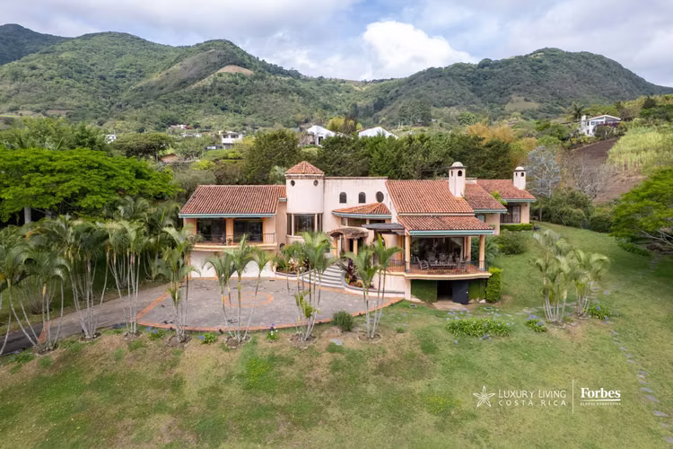 20989 - Residencia de Lujo en Venta en Escazú con Vistas al Valle