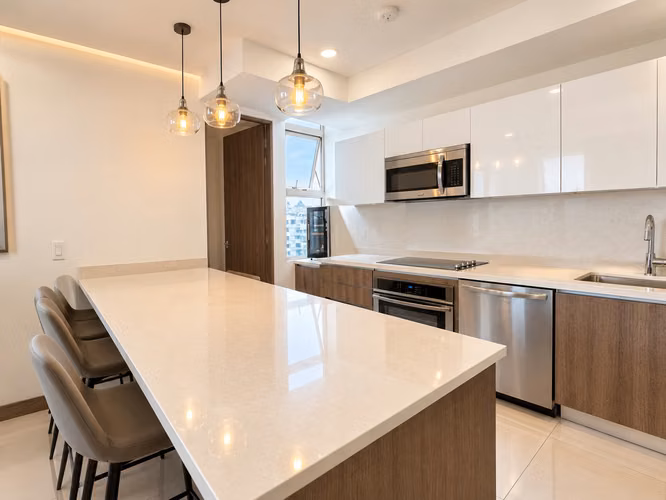 Alquiler $3.500 | 167 m² habitables | 3 habitaciones | 2.5 baños | hasta 3 vehículos - Imagen 2