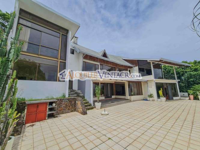 CASA CON PISCINA PROPIA Y VISTAS CON 2.266 M2 LOTE EN ALTO LAS PALOMAS SANTA ANA - Imagen 3
