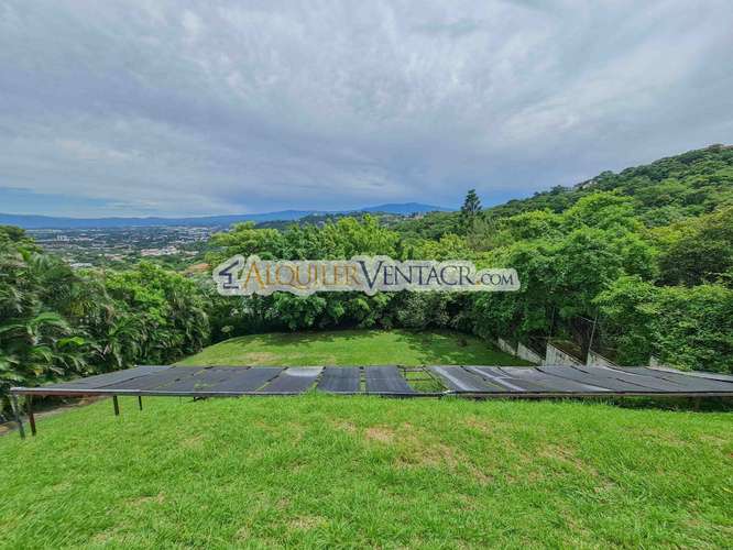 CASA CON PISCINA PROPIA Y VISTAS CON 2.266 M2 LOTE EN ALTO LAS PALOMAS SANTA ANA - Imagen 2