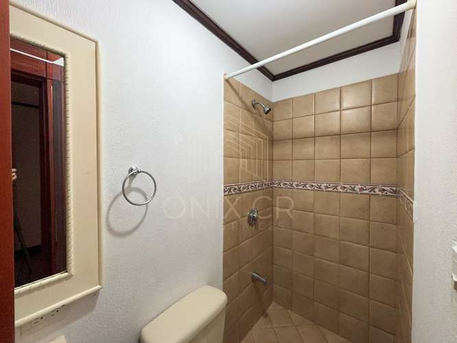 Vive en Rohrmoser: Casa Independiente con Jacuzzi en Suite y Azotea Privada - Imagen 9