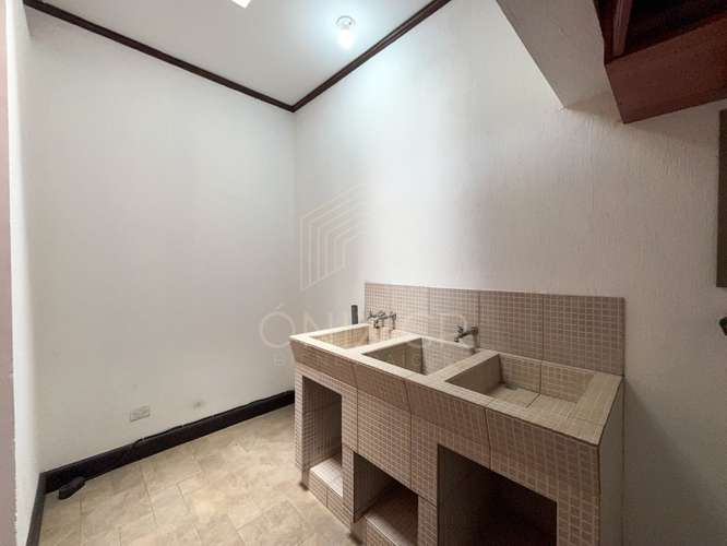 Vive en Rohrmoser: Casa Independiente con Jacuzzi en Suite y Azotea Privada - Imagen 10
