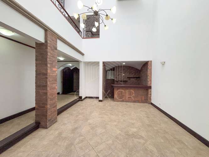 Vive en Rohrmoser: Casa Independiente con Jacuzzi en Suite y Azotea Privada