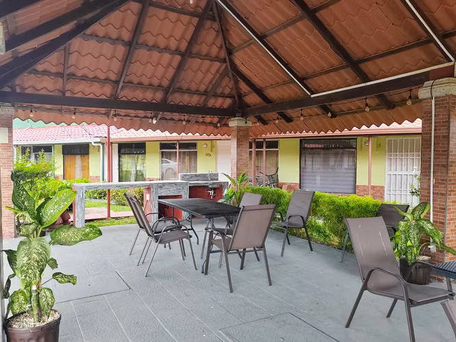 Apartamento Amueblado de 2 Habitaciones en Jacó — Una Planta, con Piscina - Imagen 2