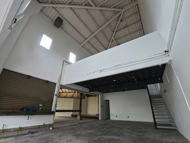 Venta de local comercial en Santa Ana · Piedades · 40 hab · 236 m² - Imagen 3