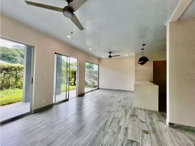 Estrene moderna casa cerca de la Panasonic - Imagen 1