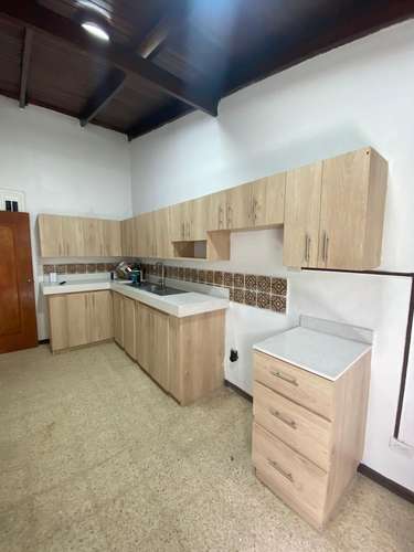 Escazú Se Alquila Acogedora Casa 1 Piso 3 HAB 600 000 - Imagen 5