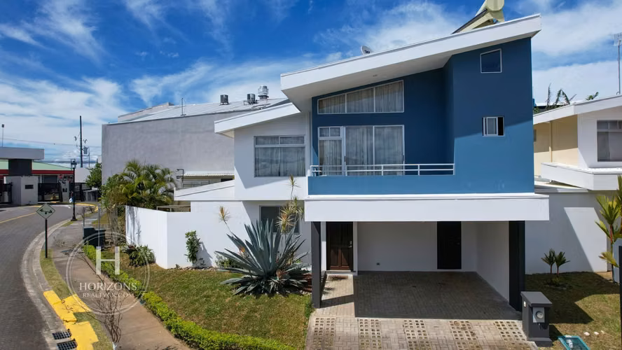 En Venta Moderna Casa en Condominio Mirasol Sabanilla a 1.4 KM de UCR Amplias Zonas Verdes nja1271