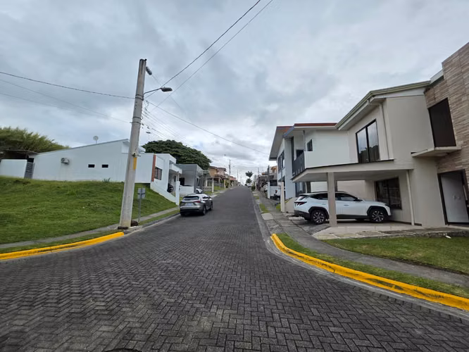 OPORTUNIDAD! VENTA LOTE CONDOMINIO 5 MINUTOS DEL AEROPUERTO, ALAJUELA - Imagen 4