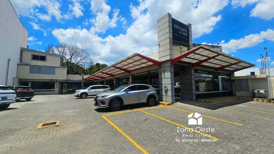 Venta de local comercial muy cerca de Distrito 4 - Imagen 1