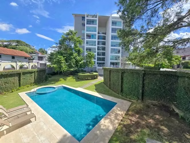 Apartamento en 1er nivel con terraza grande en Bello Horizonte Escazú - Imagen 3