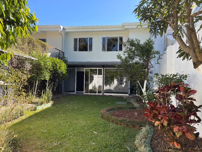 Casa grande en alquiler, con patio, tres habitaciones mas oficina. En condominio San Rafael de Heredia.