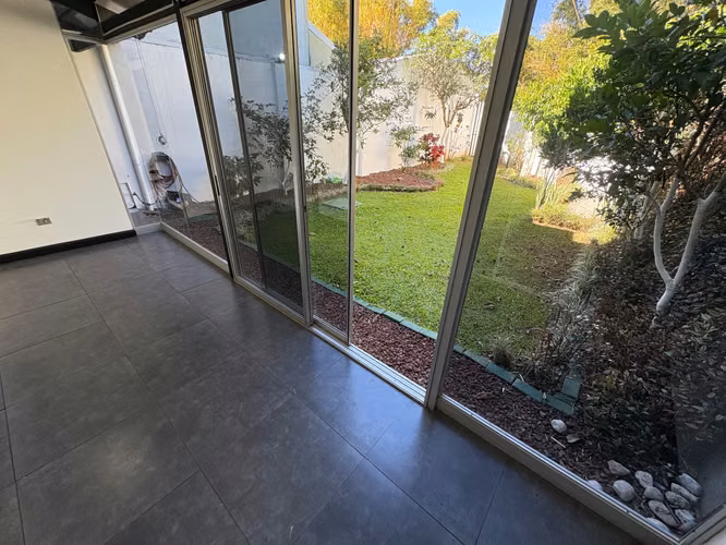Casa grande en alquiler, con patio, tres habitaciones mas oficina. En condominio San Rafael de Heredia. - Imagen 15